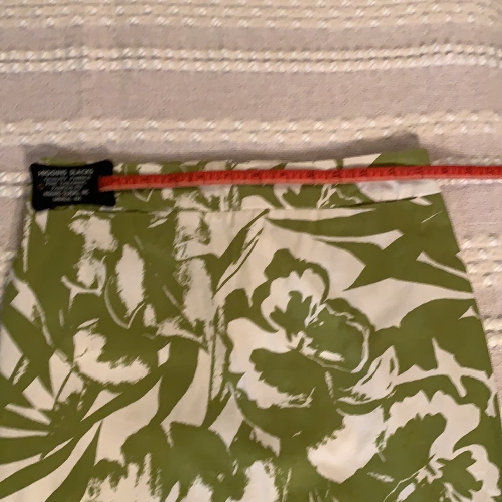 Size 2 Skirt with 2 small front Pockets Zips in back Kick pleat in back - Picture 10 of 12